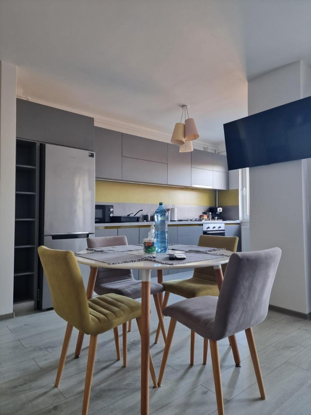 Gray Apartment Nearby Amethyst & Vivo Mall Floreşti エクステリア 写真